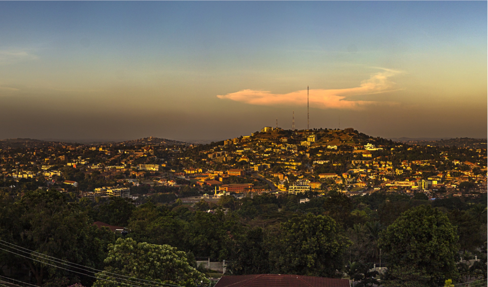 Von den ca 600 deutschsprachigen Einwohnern Ugandas halten sich ca 40 Haushalte zur deutschsprachigen Gemeinde, welche sich als Community monatlich zum katholischen bzw. evangelischen Gottesdienst versammelt. Unser Pfarrer aus Nairobi reist 5-6 mal im Jahr nach Kampala, um dort Gottesdienste, Unterricht und Seelsorge durchzuführen und erlebt eine zwar nicht konstituierte, aber stabile christliche Gemeinschaft, die sich sehr gut selbst organisiert und trotz Weg-und Zuzügen einladend und konstant ist.